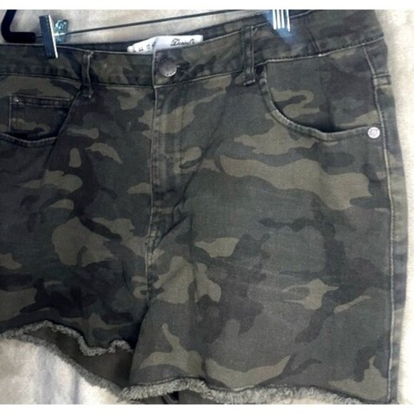 Camoflage Khaki Denim High-Waisted Distressed Frayed Hem Cut Off Shorts Size 12 - Picture 8 of 12